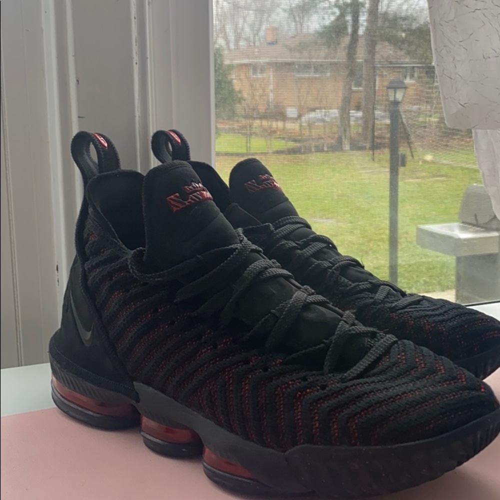 Men’s Size 9 LeBron 16 Fresh Bred.